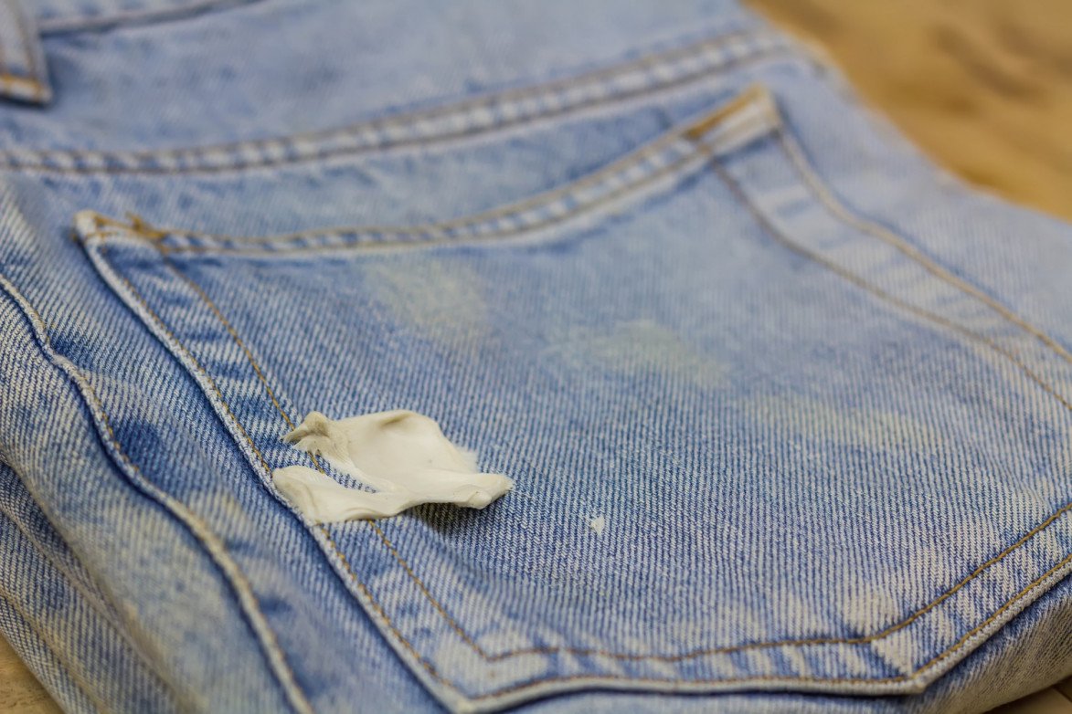 Handige tips om kauwgom uit kleding te verwijderen Schoonmaakbedrijven in